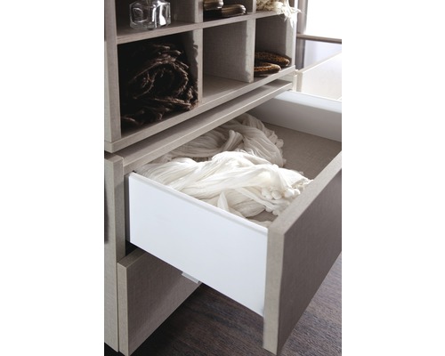 Armoire avec tiroir et compartiments ouverts pour ranger les vêtements et accessoires