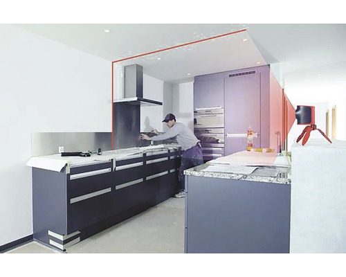 Scène de cuisine avec hotte aspirante et monteur au travail