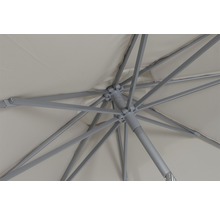 Vue intérieure d''un parasol ouvert avec structure métallique et revêtement en tissu clair