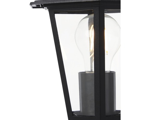 Detailansicht einer schwarzen Aussenleuchte mit klarer Glühbirne