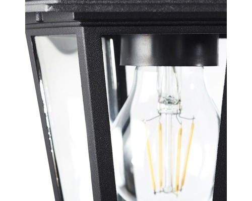 Detailansicht einer schwarzen Aussenleuchte mit einer Glühbirne.