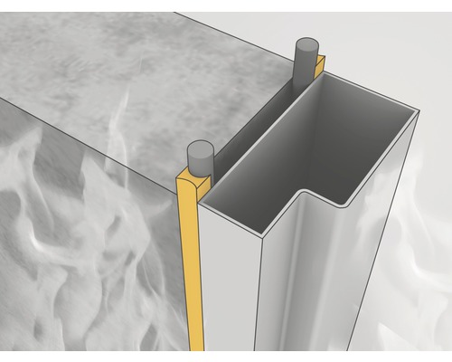 Vue détaillée d''un joint de porte coupe-feu entre le cadre de la porte et le mur