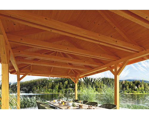 Pavillon en bois avec table dressée à l''extérieur