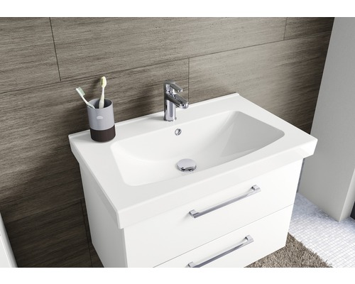 Weisser Waschtischunterschrank mit Waschbecken, Armatur und Zahnputzbecher