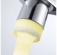 Wasserhahn mit gelb beleuchtetem Wasserstrahl
