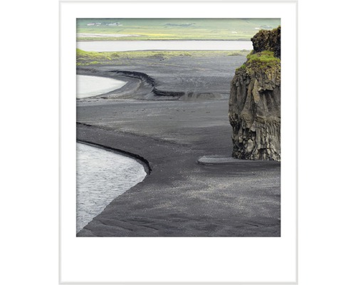 Photographie d''un paysage avec de l''eau et un rocher