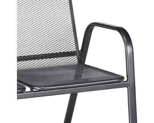Detailaufnahme einer Gartenbank mit Armlehne und Sitz aus Metallgitter