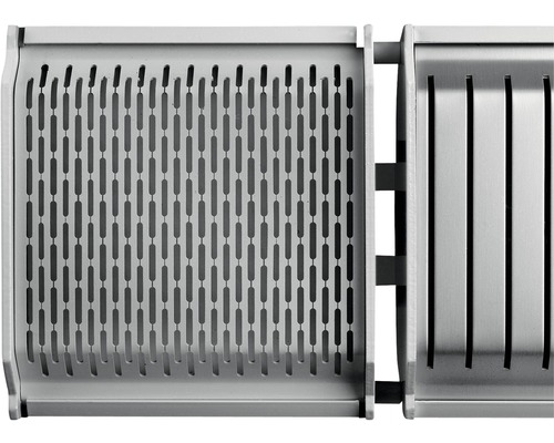 Vue détaillée d''un bloc à couteaux en métal avec des fentes pour ranger les couteaux