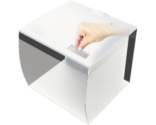 Fluval Aquarium mit Hand, die eine Klappe öffnet