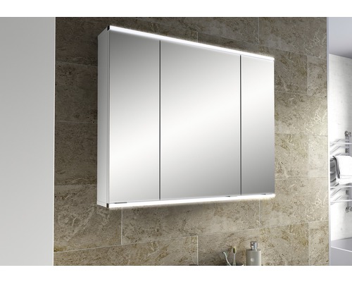 Spiegelschrank mit Beleuchtung im Badezimmer