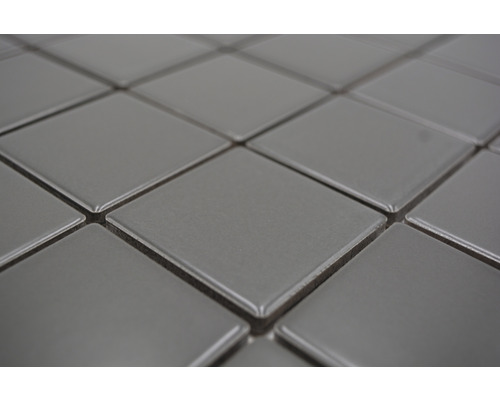 Gros plan de carreaux de céramique carrés gris.