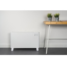 Radiateur électrique blanc à côté d''un bureau avec des plantes en pot