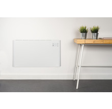 Radiateur plat blanc au mur, à côté d''un bureau avec deux plantes