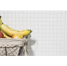 Mosaïque blanche avec corbeille de fruits