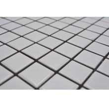 Gros plan de carreaux de mosaïque carrés blancs