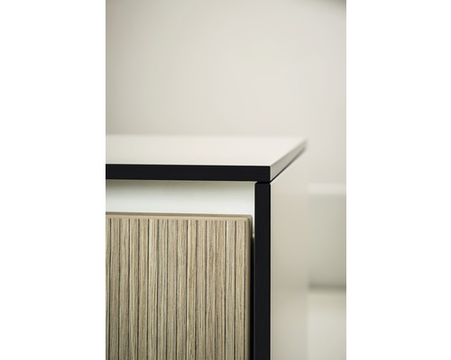 Vue détaillée d''une armoire de salle de bains avec façade en bois et espace de rangement