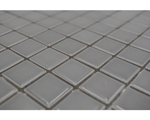Nahaufnahme von quadratischen, grauen Mosaikfliesen.