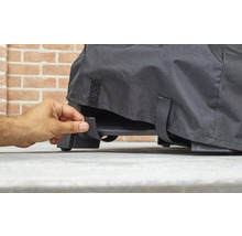 Detailaufnahme einer Grillabdeckung mit Klettverschluss und Befestigungsband
