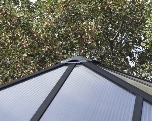 Detailansicht des Daches eines Gewächshauses mit transparenten Platten und Rahmen.
