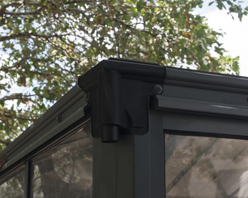 Vue détaillée d''un coin de pavillon gris avec gouttière