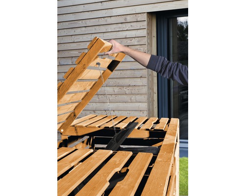 Geöffnete Holzauflagenbox im Aussenbereich