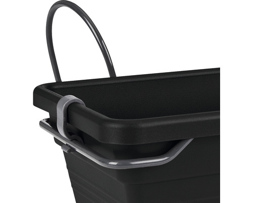 Gros plan sur une auge à mortier noire avec poignée