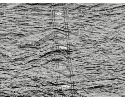 Detailaufnahme einer grauen Gewebeplane mit Knöpfen und Naht