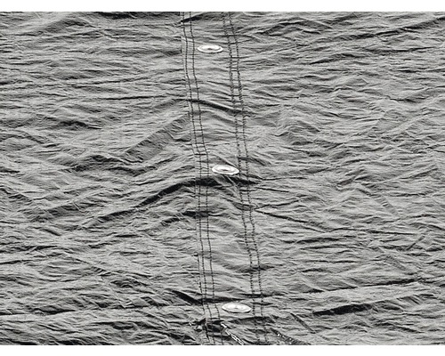 Vue détaillée d''une bâche grise avec boutons-pression