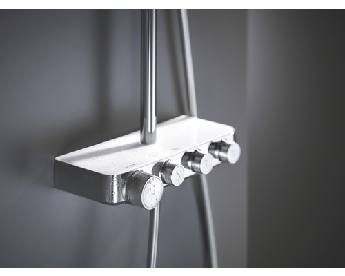 Thermostat de douche avec éléments de commande sur une barre de douche