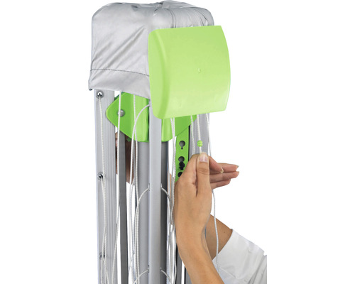 Personne utilisant un séchoir à linge avec parasol de séchage