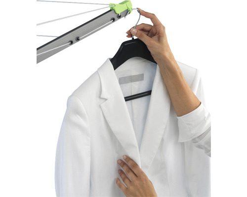 Wäschespinne mit weissem Jackett am Kleiderbügel