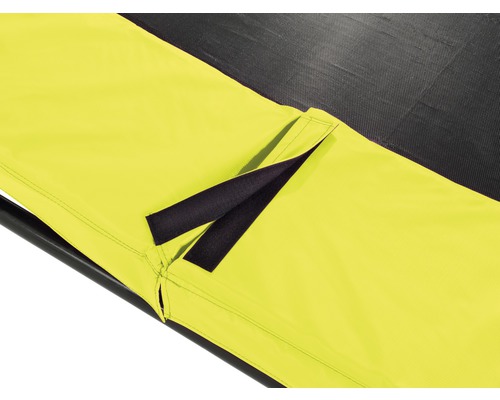 Detailaufnahme einer Trampolinabdeckung mit Klettverschluss