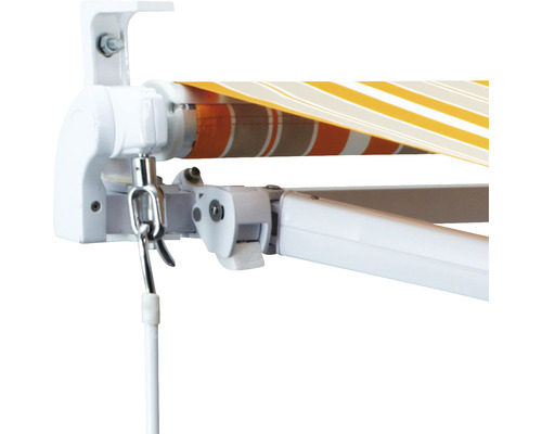 Vue détaillée d''un store banne avec motif à rayures et manivelle