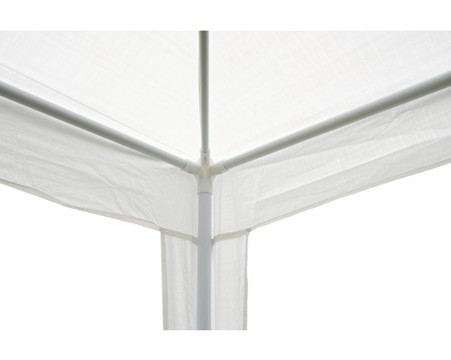 Vue détaillée d''une tente de réception avec armature en acier et toit en tissu