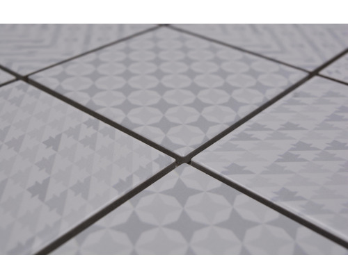 Keramikfliesen mit geometrischen Mustern