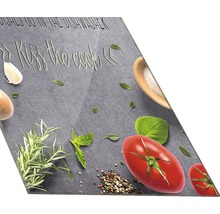 Dekorative Küchenplatte mit Tomaten, Kräutern und Gewürzen