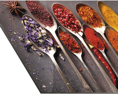 Tableau mural décoratif avec différentes épices sur des cuillères