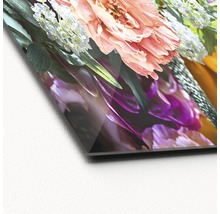 Nahaufnahme einer Glasplatte mit Blumenmotiv
