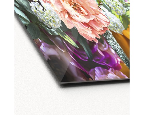 Gros plan d''une plaque de verre avec un motif floral