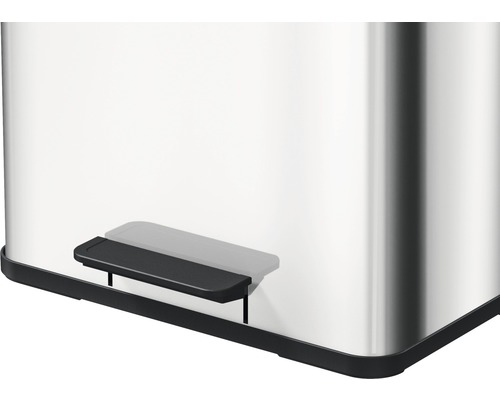 Detailansicht eines Treteimers aus Metall mit Pedal