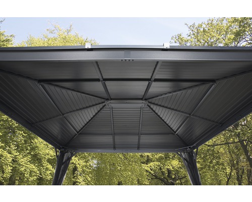 Vue intérieure d''un pavillon avec structure de toit en métal