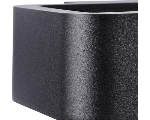 Detailansicht einer schwarzen Aussenleuchte