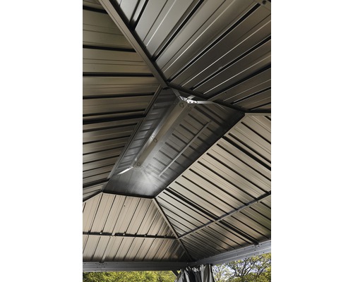 Vue intérieure d''un pavillon avec toit en métal