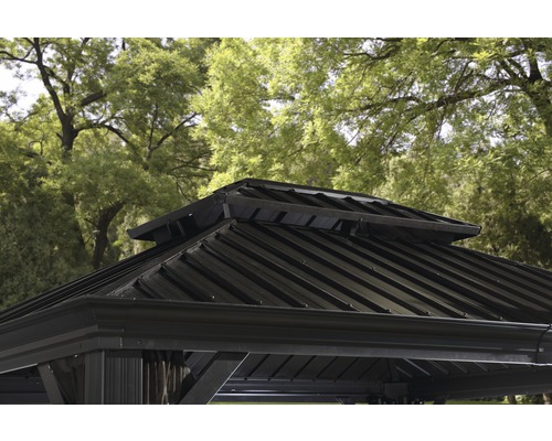 Vue détaillée du toit métallique d''un pavillon