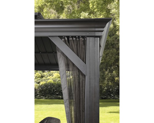 Vue détaillée d''un pavillon avec rideaux