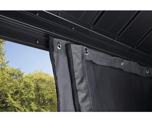 Detailansicht eines Pavillons mit Moskitonetz und Vorhängen.