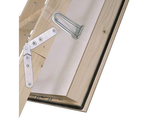 Vue détaillée d''un escalier de grenier avec cadre en bois et ferrures métalliques