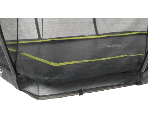 Vue détaillée d''un trampoline avec filet de sécurité