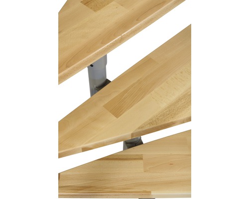 Detailansicht einer Holztreppe mit Metallstützen