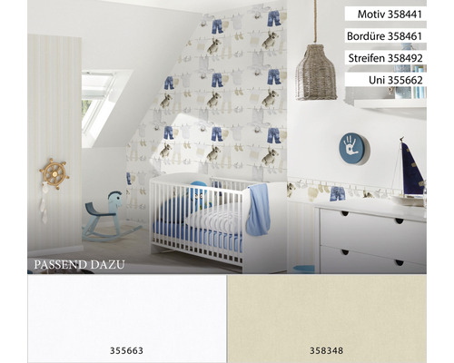 Kinderzimmer mit Babybett, Kommode und Tapete mit Tiermotiven